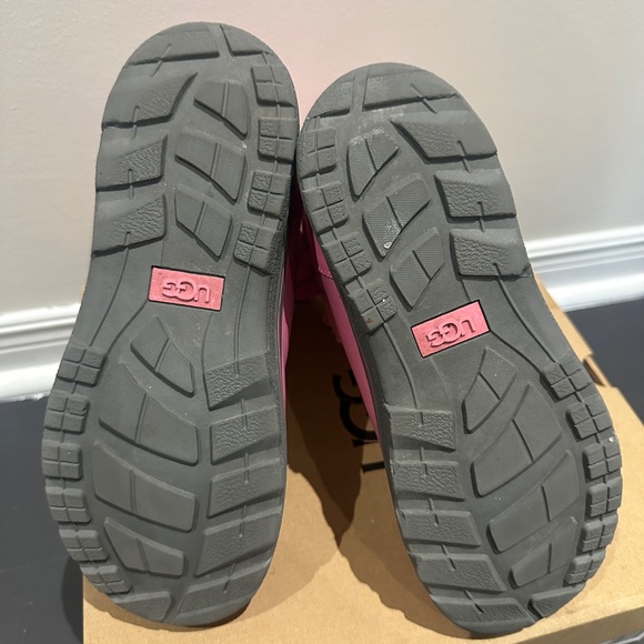 *Lightly worn, last season* Ugg Monochromatic Girls Boots - Picture 6 of 10